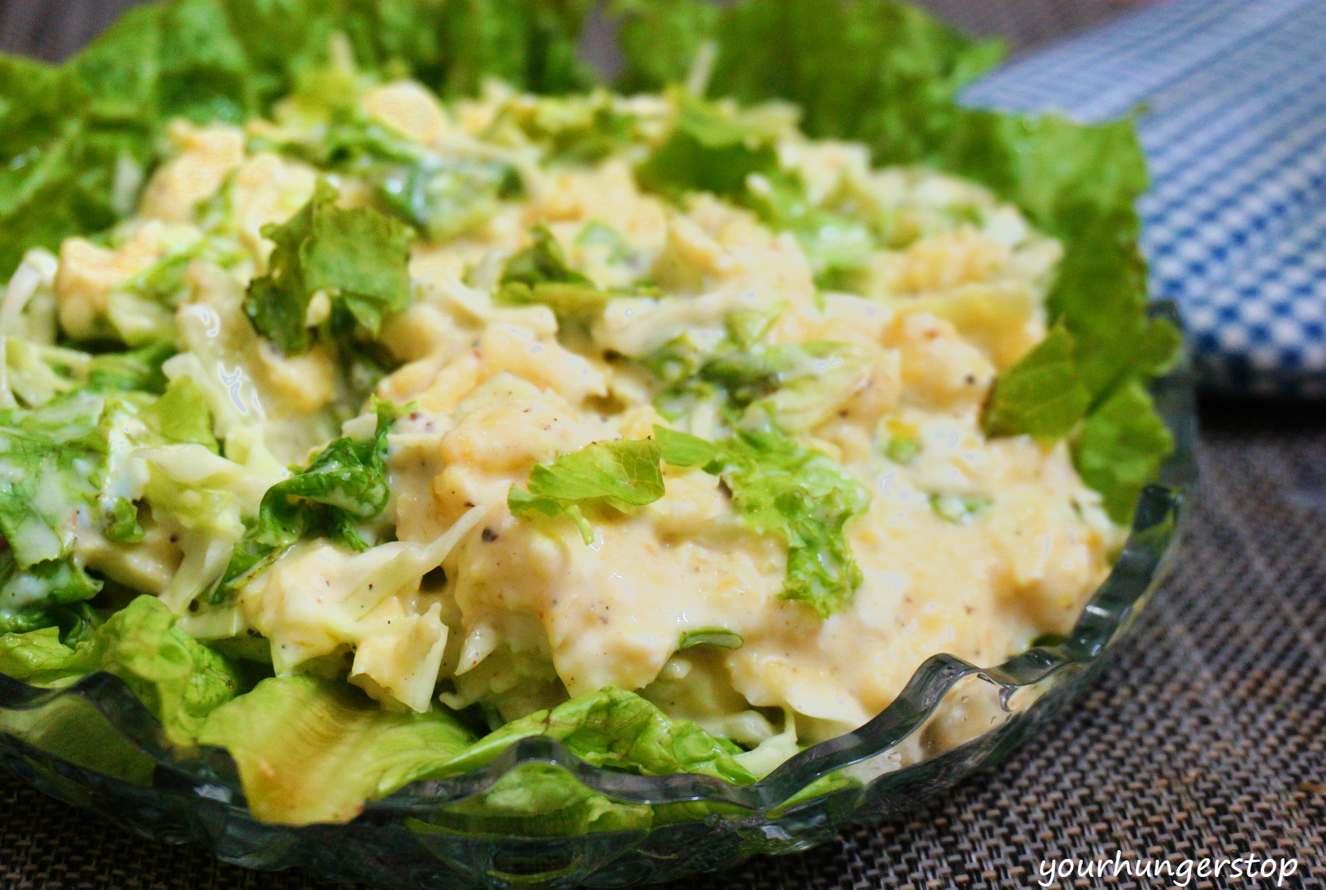 Рецепт капусты свежей с яйцом. Салат с капустой и яйцом. Салат в капустном листе. Салат с капустой и майонезом. Салат с кочанным салатом.